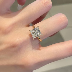 Bague de fiançailles solitaire en diamant de laboratoire taille princesse 1 carat, clarté VS, sertie à quatre griffes, en or jaune 14K plaqué rhodium - Product Image 1