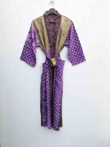 Túnica de seda patchwork de moda para dama de honor, estilo kimono, de sari de seda reciclada, tipo batas y chaquetas, de lujo, larga, con logo frontal, cuello en V y cordón ajustable - Product Image 2