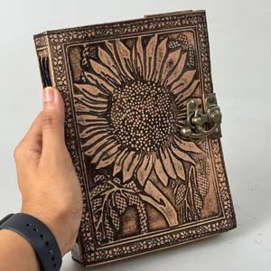 Diario de cuero genuino con relieve floral de girasol, 7x5 pulgadas, 240 páginas con borde deshilachado, hecho a mano, con cierre de latón en forma de C - Product Image 1