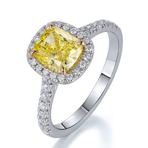 Anillo de compromiso unisex con diamante amarillo claro de corte cojín, cultivado en laboratorio, certificado IGI, chapado en oro, con halo y banda pavé. - Product Image 4