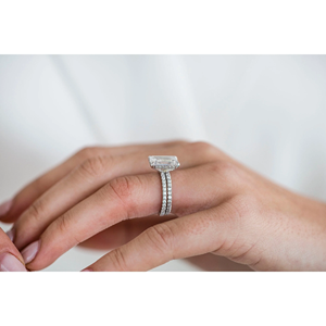 แหวนหมั้นเพชรทรงเอเมอรัลด์สำหรับผู้หญิง ทอง 14K ชุบโรเดียม ประดับเพชรแบบฝังเรียบ ดีไซน์เรขาคณิตคลาสสิก รับรองโดย IGI - Product Image 3