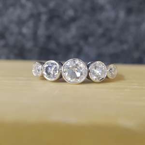 Bague à cinq pierres en moissanite, coupe ronde, en argent 925, bijoux fins, cadeau d'anniversaire pour petite amie - Product Image 1