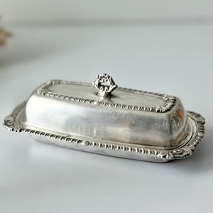 Platón para Mantequilla Crosby Plateado con Base de Vidrio - Product Image 1