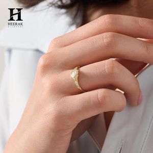 Bague de fiançailles vintage Art Déco avec diamant taille princesse, monture géométrique en forme de cerf-volant et zircon cubique, sertie de milgrain - Product Image 1