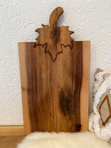 เขียงไม้วอลนัทพรีเมียม แกะสลักลายใบไม้ ด้ามจับดีไซน์สวยงาม หนา ทนทาน ปลอดภัยสำหรับอาหาร เหมาะสำหรับเสิร์ฟในครัว - Product Image 4