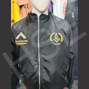 เสื้อแจ็คเก็ตวินด์เบรกเกอร์ปักลายสัญลักษณ์เมสันแบบกำหนดเอง – เสื้อแจ็คเก็ตสีดำน้ำหนักเบาแบบซิปเต็มตัวพร้อมดีไซน์โลโก้แบบกำหนดเอง - Product Image 1