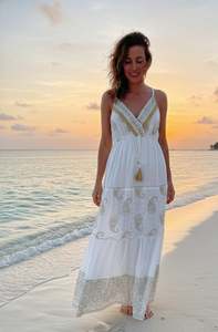 ชุดเดรสยาวพิมพ์ลายคอวีเปิดหลัง แฟชั่นใหม่ เป็นมิตรกับสิ่งแวดล้อม ผ้าส่าหรีสไตล์โบฮีเมียน แต่งระบายยาวสำหรับผู้หญิง - Product Image 4