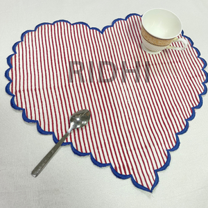 แผ่นรองจานผ้าลินินสีแดงทำมือจำนวนมาก ปักลายขอบหยักรูปหัวใจ ใช้ซ้ำได้ สำหรับโรงแรม งานแต่งงาน และงานอีเว้นท์ - Product Image 1