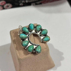 Collier Statement Artisanal Bohème Sud-Ouest en Argent Sterling avec Pendentif Naja en Turquoise de Kingman et Grappe de Fer à Cheval pour Femme - Product Image 3