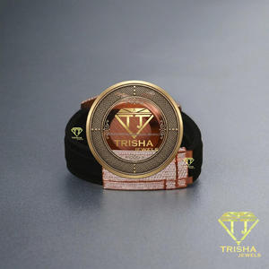 Reloj de pulsera de moda premium para hombre con caja en tono dorado, correa de silicona negra y esfera decorativa de lujo - Product Image 3