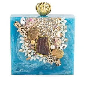 Pochette en résine abstraite Bold Beauty avec finition brillante, fermeture magnétique étanche, décorée de diamants et de fleurs - Product Image 4