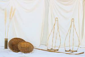 Poteau de transport indonésien avec paniers, très grand, en rotin et bambou tressé à la main, avec étrier d'épaule, style Wabi Sabi, fournisseur mondial de décorations - Product Image 2