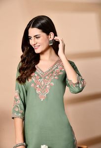 Tunique brodée du Cachemire, Kurti court pour femmes sur jean, col en V, manches 3/4, motif floral - Product Image 2