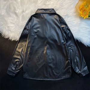 Chemise en cuir PU noir pour homme, style décontracté américain, col à revers, simple boutonnage, manches longues, tenue minimaliste pour l'automne - Product Image 2