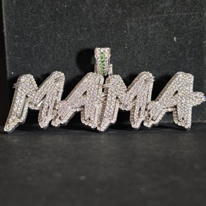 ขายส่งจี้รูปตัวอักษร MAMA แบบกำหนดเอง ประดับเพชร VVS มอยส์ซาไนต์ เงินแท้ 925 ชุบทอง สไตล์ฮิปฮอป ทันสมัย ผู้จัดจำหน่าย RCK - Product Image 3