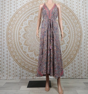 Vestido Maxi Bellary sin Espalda con Cuello en V y Corte en A, 100% Algodón, Estampado Boho, Formal, en Negro, Rojo, Verde, Gris, Rosa y Azul - Product Image 2