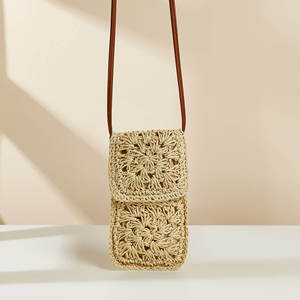 Complétez votre look minimaliste préféré avec ce joli sac en fil naturel, doté d'une petite pochette pour téléphone et d'une fine bandoulière, dès aujourd'hui. - Product Image 5