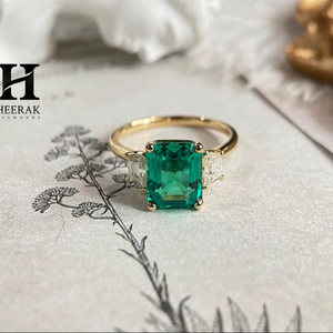 Anillo de Compromiso de Lujo con Esmeralda Verde Corte Esmeralda, Oro de 14K, Anillo de Boda de Tres Piedras con Diamantes de Laboratorio Trapezoidales Laterales - Product Image 1
