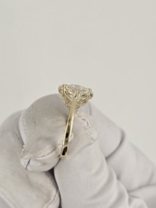 Anillo de diamante cultivado en laboratorio en oro amarillo de 14K y 18K |   Diamante Ovalado Central con Piedras Laterales en Forma de Media Luna |   Joyería Fina para Compromiso de Mujeres - Product Image 4
