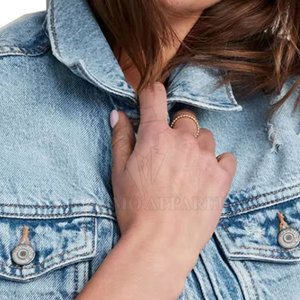 Nouvelle veste en jean tendance pour femme avec logo personnalisé, coupe moderne, parfaite pour un style décontracté et un look quotidien sans effort. - Product Image 5