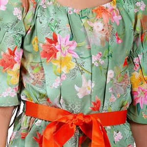 Conjunto de mono corto con estampado floral verde claro y cinturón naranja – Elegante y cómodo mono multicolor para niñas - Product Image 3