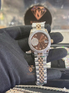 Montre de luxe pour femme en argent sterling avec lunette sertie de diamants, cadran marron, affichage de la date, mouvement à quartz analogique, boîtier rond de 31 mm - Product Image 2