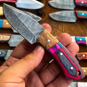 Couteau de chasse et de camping à lame fixe en acier de Damas, pointe clip, qualité industrielle, épaisseur 0,5 mm, manche en bois rayé rouge et noir - Product Image 1