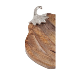 Plateau de service en bois charmant en forme de citrouille, avec grain de bois naturel et une poignée en argent ornée pour servir les aliments - Product Image 5