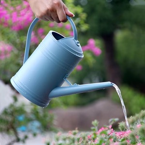 Arrosoir en métal fantastique avec long bec verseur et poignée courbée pour le jardinage, finition bleue - Product Image 3