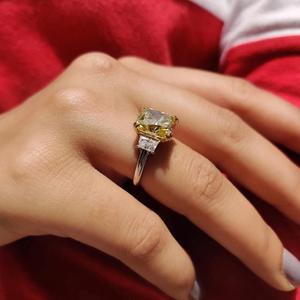 Anillo de Diamantes Amarillo Radiante con Corte Princesa en los Laterales, Oro Sólido, Anillo de Compromiso de Tres Piedras, Anillo Nupcial de Lujo - Product Image 3