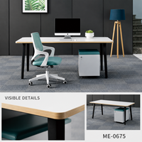 Bureau de direction rectangulaire moderne avec rangement, plateau blanc, bordure en bois et pieds noirs inclinés pour projets de bureau