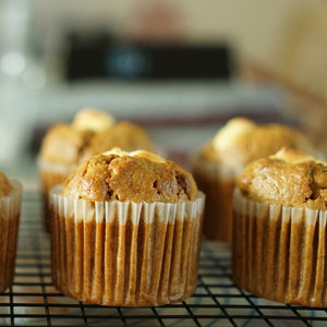 ถาดอบมัฟฟินและคัพเค้ก 9 ช่อง แบบเคลือบสารกันติดสองด้าน ทนทาน ทำจากเหล็กคาร์บอน ใช้กับเตาอบได้ เหมาะสำหรับทำเบเกอรี่ที่บ้าน - Product Image 4