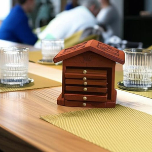 Juego de Posavasos de Madera Hechos a Mano con Forma de Casa, Posavasos Tallados Vintage con Soporte, Decoración de Mesa, Artículo Artesanal Único - Product Image 4