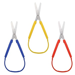 Ciseaux à cuticules droits et affûtés en acier inoxydable avec manche en plastique, couleurs bleu, jaune, rouge, pour usage en salon de manucure - Product Image 1