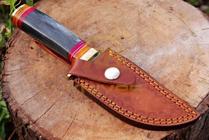 Couteau de chasse Damas de qualité supérieure avec manche en bois – Couteau de survie artisanal pour l'extérieur, cadeau pour homme - Product Image 6