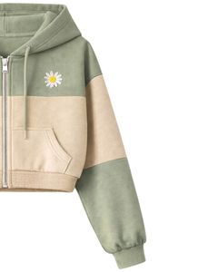 Ensemble décontracté deux pièces pour femme, vert sauge et beige, avec crop top zippé à capuche et short cargo à poches, en polyester et coton, vente en gros - Product Image 3