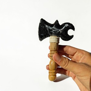 Figurine de hache de guerrier sculptée en obsidienne noire avec manche en bois, objet de collection artistique, sculpture en relief artisanale, thème Amour, pierre brute, Feng Shui - Product Image 1