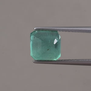 มรกตธรรมชาติแท้ 100% รับรองโดย IGI สีเขียวมรกต น้ำหนัก 3.54 กะรัต รูปทรงแปดเหลี่ยม ขนาด 8x8 มม. ตัดด้วยมือ ขัดเงา ลงแว็กซ์/น้ำมัน น้ำหนักเบา - Product Image 3