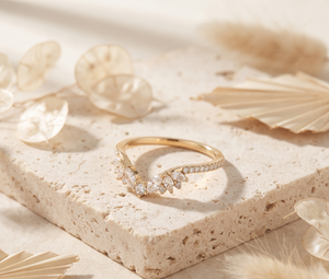 Bague de Fiançailles Minimaliste Courbée en Or Jaune 14K de Luxe avec Diamants en Grappe Marquise en V, Vente en Gros, OEM ODM - Product Image 2
