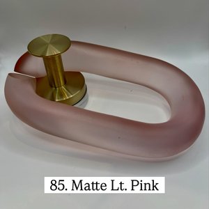 Lámpara colgante moderna decorativa de resina colorida con cadena de acrílico para techo de casa, oficina u hotel moderno. - Product Image 1