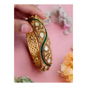 Brazalete Artesanal Antiguo de Kundan con Piedra Verde, Acabado Dorado Étnico, Joyería Nupcial para Bodas y Eventos Festivos - Product Image 6