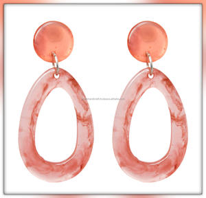 Lujosos pendientes hechos a mano de resina para mujer, colores personalizados, accesorios de moda altamente pulidos DE LA India - Product Image 5