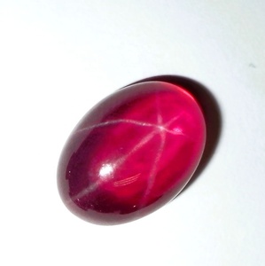 Rubis étoilé transparent ovale 10x14 mm 8 carats, cabochon poli créé en laboratoire avec effet étoile à 6 branches pour la fabrication de bijoux - Product Image 1