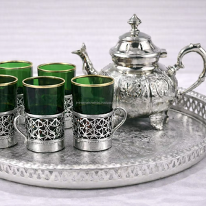 Service à thé marocain best-seller, 6 verres avec supports en métal argenté, plateau argenté, théière argentée, dans un coffret cadeau - Product Image 1