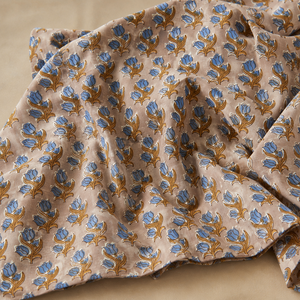 Tissu en coton imprimé à la main, motif floral Buta beige et bleu, doux et respirant, idéal pour la confection de robes, de Kurta et la décoration intérieure. - Product Image 2