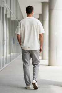 Conjunto de Ropa Casual de Invierno para Hombre: Camiseta Blanca de Cuello Redondo con Parche de Logotipo Frontal y Pantalones Grises de Punto de Forro Polar Liso - Product Image 1