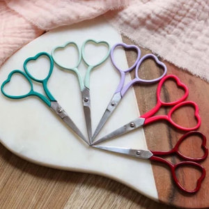Tijeras de Bordado de Primera Calidad con Diseño de Corazón, Acero Inoxidable, Punta Fina y Afilada, Herramienta de Costura para Manualidades, Sastrería y Uso DIY - Product Image 2