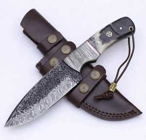 Couteau utilitaire d'extérieur en acier Damas fait main sur mesure, manche en corne de cerf, finition martelée - Product Image 1