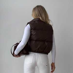 Colección GRACE: Chaleco Acolchado para Mujer, Color Marrón Denim, Chaqueta sin Mangas para Otoño, Color Sólido, Cálido, Tejido Estándar, con Capucha y Cierre - Product Image 2