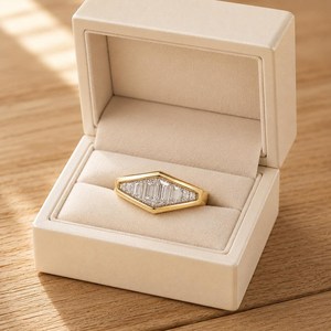 Anillo de Compromiso y Matrimonio de Oro Sólido de 10K, 14K, 18K con Certificación IGI, Color DEF, Claridad VS VVS, Corte Baguette, Anillo con Diamante Cultivado en Laboratorio - Product Image 4
